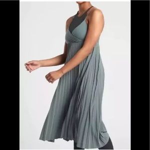 🌿 ATHLETA NWT Pirouette Layering Dress metropolis grey size M pleated stretchy